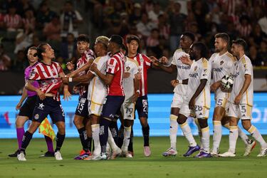 Chivas pierde ante LA Galaxy y queda fuera de la Leagues Cup
