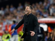 El técnico argentino del Atlético de Madrid, Diego Pablo Simeone, durante la final de la Copa del Rey que enfrenta a Atlético de Madrid y Real Sociedad este sábado en el estadio de La Cartuja, en Sevilla.