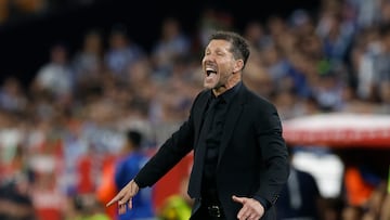 El técnico argentino del Atlético de Madrid, Diego Pablo Simeone, durante la final de la Copa del Rey que enfrenta a Atlético de Madrid y Real Sociedad este sábado en el estadio de La Cartuja, en Sevilla.