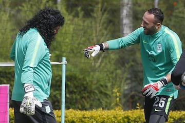 Higuita entrenando junto a Ospina 