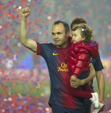 El Barcelona recibe el trofeo de la Liga BBVA 2012-2013.