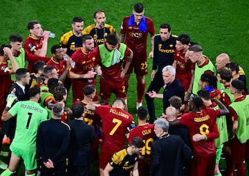 José Mourinho da instrucciones a sus jugadores momentos antes de que comienze la prórroga.