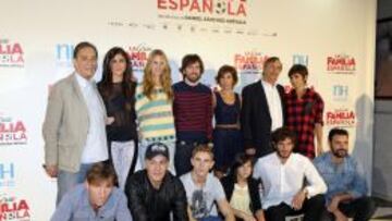 Los actores, con el director Sánchez Arévalo en el centro, en la presentación de la película.