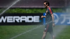 Spain's coach Julen Lopetegui attends a training session in Krasnodar Academy on June 11, 2018, ahead of the Russia 2018 World Cup football tournament. / AFP PHOTO / Pierre-Philippe MARCOU