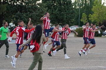 Los jugadores del Atlético de Madrid salen al exterior de Zorrilla para celebrar el título de Liga con los seguidores que se habían desplazado 