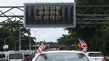 A road sign flashes a hurricane warning on Southern State Parkway on the eve of landfall by Hurricane Henri on August 21, 2021 in Valley Stream, New York. 