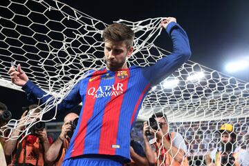 Celebración de los jugadores del Barcelona. Piqué cortando la red.