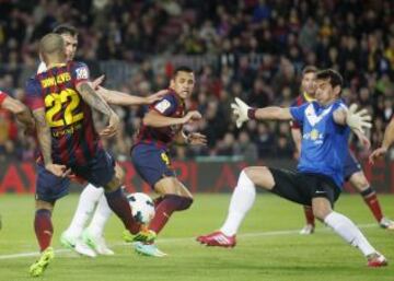 Ocasión de Dani Alves ante Esteban.