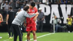 AME2704. SAO PAULO (BRASIL), 19/04/2023.- El director técnico de Argentinos Gabriel Milito (i) habla con el jugador Gastón Verón Argentinos de hoy, en un partido de la Copa Libertadores entre Corinthians y Argentinos Juniors en el estadio Arena Corinthians en Sao Paulo (Brasil). EFE/ Sebastiao Moreira
