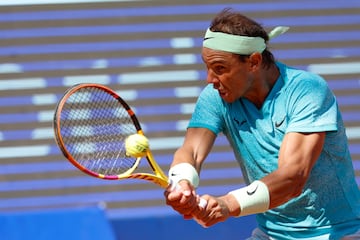 Nadal golpea con su revés durante el partido contra Ajdukovic.