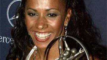 <b>LO PASÓ MAL.</B> Cruda confesión de la atleta Kelly Holmes, en la imagen con un trofeo Laureus.