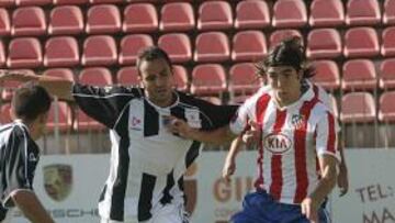 <b>MARCAJE. </b>Perea trata de irse de la presión de Marcos.