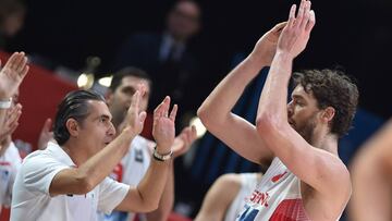 Sergio Scariolo y Pau Gasol se saludan tras la victoria ante Lituania en el Eurobasket de Lituania de 2015.