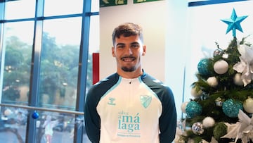 Chupete posa para AS.