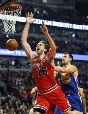 Pau Gasol recibe una falta de Andrew Bogut.