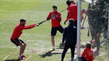 Jesús Gámez se ejercita junto a Gabi y Thomas.