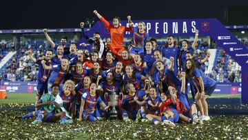 Las jugadoras del Bar&ccedil;a celebran la Copa. 
 