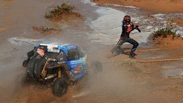 Agua, barro y una jornada de rescates en el Rally Dakar