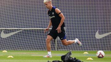 Barcelona's Spanish midfielder #20 Dani Olmo takes part in a training session ahead of the Spanish league football match between Valencia CF and FC Barcelona, at the Estadi Olimpic Lluis Companys in Barcelona on August 16, 2024. (Photo by Manaure Quintero / AFP)
