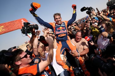 Luciano Benavides, piloto de Red Bull KTM Factory Racing, celebra tras ganar en la categoría de motos del Rally Dakar 2026.