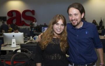 Pablo Iglesias saludó a muchos trabajadores de la redacción. En fotografía junto a Natalia Pérez.