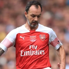 El exjugador del Arsenal que vivió la gloria de los 90 y luego se metió a bombero