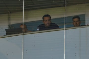 Xavi Hernández observa a su equipo desde la grada tras su expulsión en la primera jornada frente al Getafe.