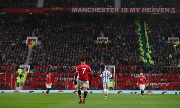 Se cumplen 60 años de la tragedia aérea que acabó con la vida de 23 personas, ocho de ellos futbolistas del equipo inglés al que llamaban 'Busby Babes'. El Manchester United realizó un bonito memorial en el partido de la Premier frente a Huddersfield Town