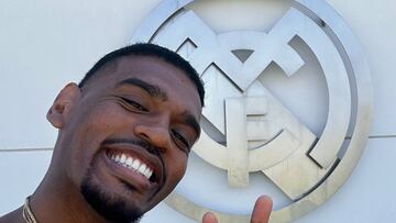 Xavier Rathan-Mayes posa delante del escudo del Real Madrid.