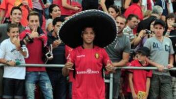 Giovani dos Santos, con la camiseta del Mallorca y un sombrero mexicano.