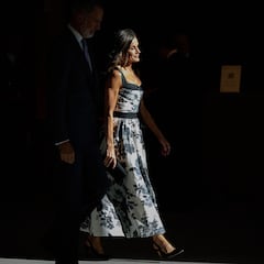 La reina Letizia marca tendencia con su vestido antes de irse de vacaciones