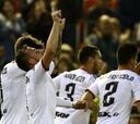 El Valencia arrolla en el derbi y se pone a un punto del Atleti