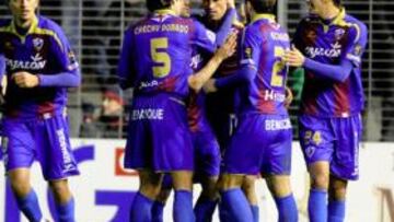 <b>ALEGRÍA. </b>Los jugadores del Huesca hacen piña y celebran un gol de Moisés.