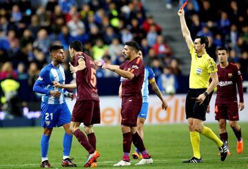 El árbitro Martínez Munuera enseñó la tarjeta roja a Samuel García por una dura entrada a Jordi Alba.