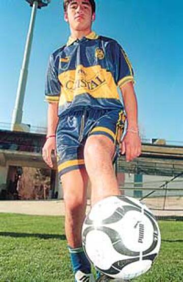 El 7 de Mayo del 2000, Estrada anotó su primer gol en Primera. Fue por Everton, en un 2-2 con Unión Española por el Torneo Nacional, cuando tenía 16 años con 345 días.