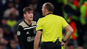 Tagliafico protesta a Mateu Lahoz durante el choque de Londres contra el Tottenham.