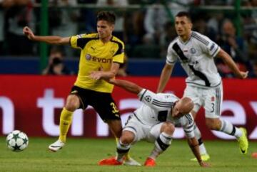 Actualmente es jugador del Borussia Dortmund.
