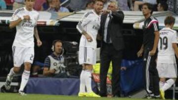 Sergio Ramos, con Ancelotti y Di Mar&iacute;a entrando al campo.
