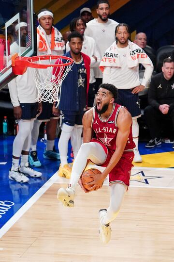 Karl-Anthony Towns, jugador de los Minnesota Timberwolves, realiza un mate.