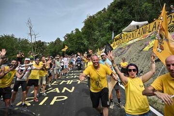 Los espectadores visten atuendos y ondean banderas y portan pancartas en homenaje al fallecido ciclista italiano Marco Pantani en el ascenso al Barbotto durante la primera etapa del Tour de Francia.