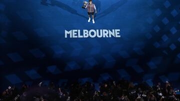 Melbourne (Australia), 28/01/2024.- Jannik Sinner of Italy poses for photographs with the Norman Brookes Challenge Cup after winning the Men'Äôs Singles final against Daniil Medvedev of Russia on Day 15 of the Australian Open tennis tournament in Melbourne, Australia, 28 January 2024. (Tenis, Italia, Rusia) EFE/EPA/JAMES ROSS AUSTRALIA AND NEW ZEALAND OUT