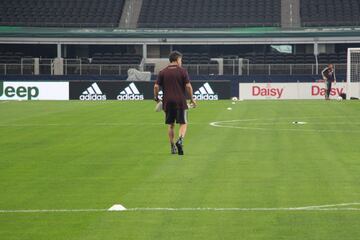 Juan Carlos Osorio observa la práctica de sus jugadores previo al compromiso con Croacia. 