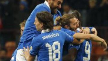 Los jugadores de la selecci&oacute;n italiana celebran uno de los goles frente a Dinamarca.