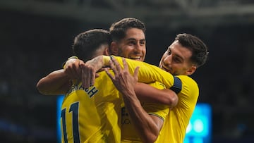 CORNELLÁ (BARCELONA), 26/09/2024.- El delantero del Villarreal Ayozé Pérez celebra con Ilias Akhomach (i) y Álex Baena (d) tras marcar el segundo gol ante el Espanyol, durante el partido de la séptima jornada de LaLiga que RCD Espanyol y Villarreal CF disputan este jueves en el RCDE Stadium de Cornellá, en Barcelona. EFE/Alejandro García