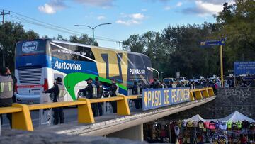 El autob&uacute;s de los Pumas se aproxima al Estadio Ol&iacute;mpico Universitario