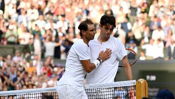Los tenistas Rafa Nadal y Taylor Fritz se saludan tras su partido de cuartos de final de Wimbledon.
