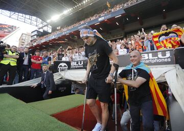 Valencia streets packed as fans celebrate with Copa del Rey winning team