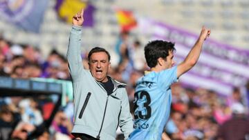 El entrenador portugu¨¦s Carlos Carvalhal gesticula durante el partido entre el Celta y el Valladolid.