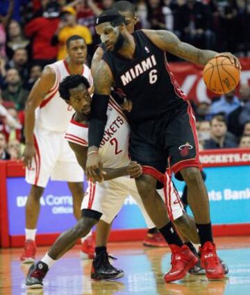 LeBron James, con su máscara, protege el balón de Patrick Beverley.