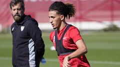 Hannibal Mejbri, con Quique detrás, trabaja con el balón en la sesión de entrenamiento del Sevilla tras jugar en Mestalla.